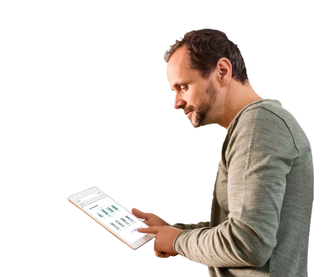 man met ipad in de hand met hoomdossier open